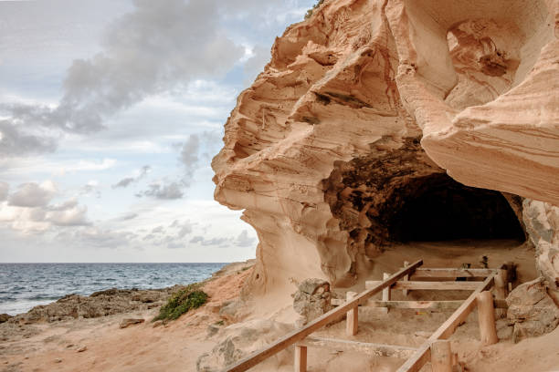 pier in den felsen gegraben. cala embaster. formentera. - insel formentera stock-fotos und bilder