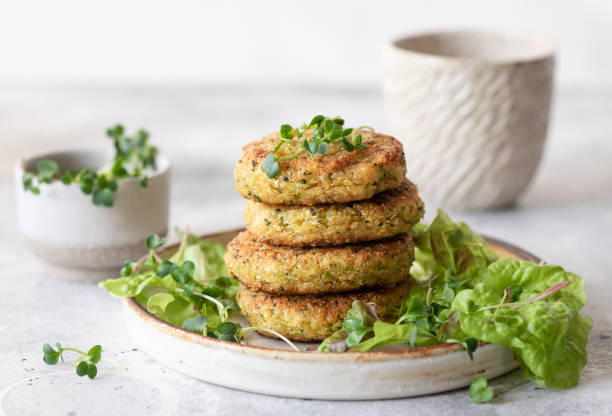 grüner brokkoli und quinoa burger mit salat - vegan stock-fotos und bilder