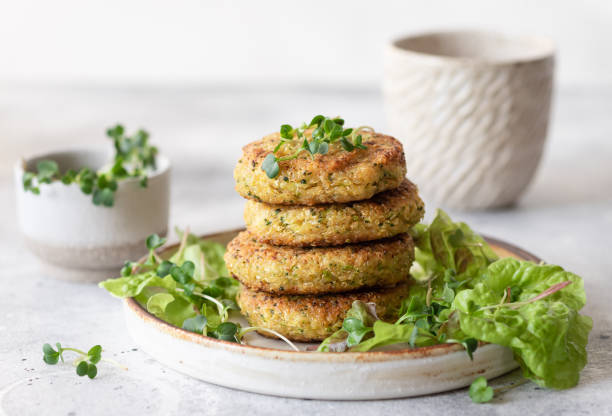 hamburguesas de brócoli verde y quinua con lechuga - vegetarian food fotografías e imágenes de stock