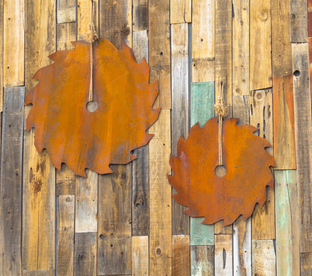 오래된 녹슨 원형톱이 나무 벽에 걸려 있었다. - wood circular saw dirty old 뉴스 사진 이미지