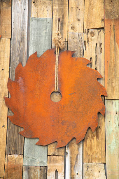 старая ржавая циркулярная пила висела на деревянной стене. - wood circular saw dirty old стоковые фото и изображения