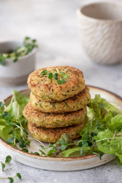 vegan burgers with quinoa and broccoli - cauliflower vegetable portion cabbage imagens e fotografias de stock