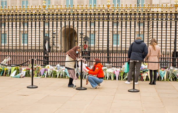 People laying floral Tributes outside Buckingham Palace Buckingham Palace in London, Members of the Public laying flowers for the death of Prince Philip, The Duke of Edinburgh.  London, UK, 10th April 2021 prince phillip stock pictures, royalty-free photos & images