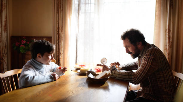 집에서 실내에서 먹는 아버지와 가난한 어린 소녀의 초상화, 빈곤 개념. - humility 뉴스 사진 이미지