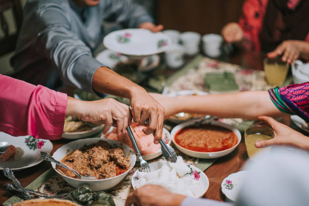 ramadan hari raya high angle malezyjski malajski rodziny o kolacji spotkanie rodzinne różne malajskie jedzenie w domu obchodzi hari raya - muslim festival zdjęcia i obrazy z banku zdjęć