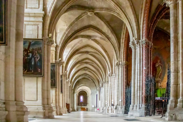 verdun. dentro da catedral de notre dame. lorena. meuse. grande oriente - cathedral gothic style indoors church - fotografias e filmes do acervo