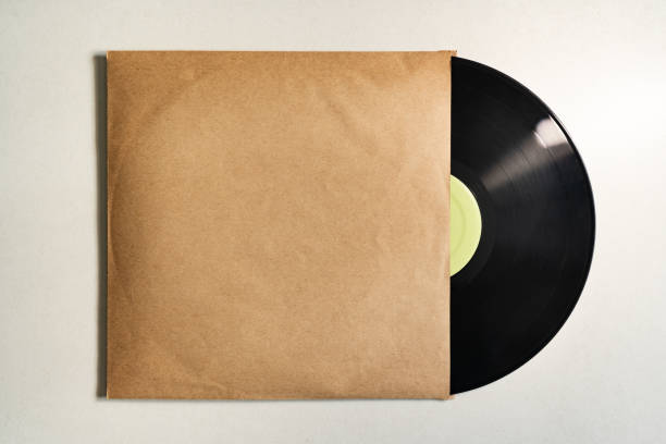 vinyl-schallplatte in papierhülsenverpackung - schallplatte hülle stock-fotos und bilder