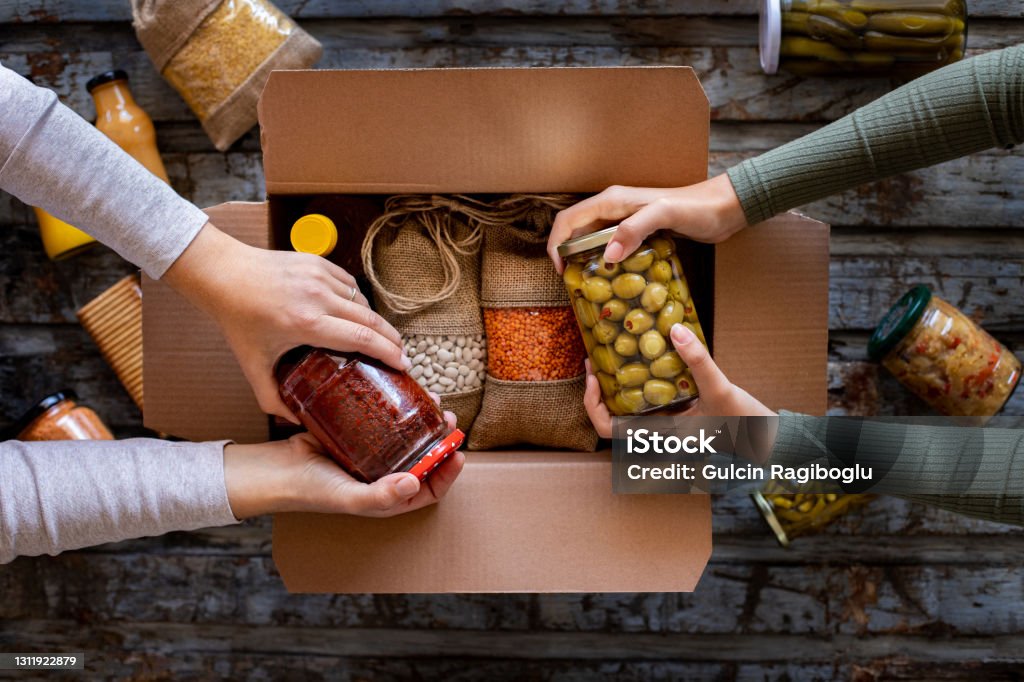 huren molen Opstand Vrijwilliger Met Doos Met Voedsel Voor Armen Ramazan Kolisi Ramadan Paketi  Stockfoto en meer beelden van Voedsel - iStock