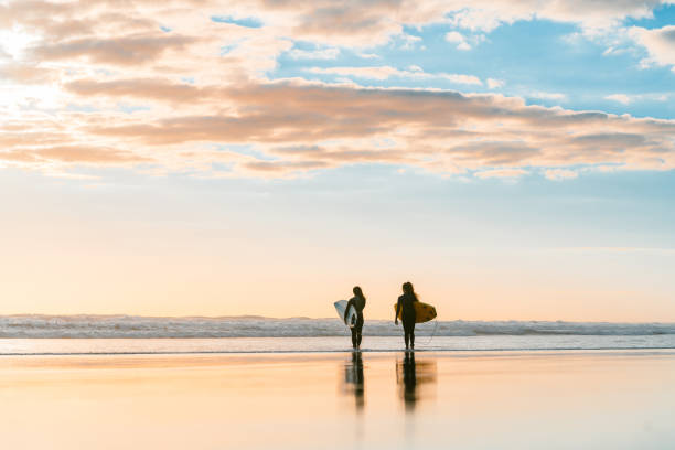 nós podemos fazer isso. - murawai beach - fotografias e filmes do acervo