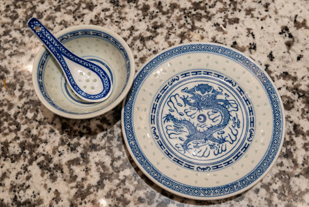 中国の伝統的な青と白の陶器 - plate china antique blue ストックフォトと画像