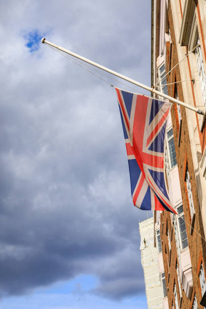 flaga union jack leci na pół masztu w londynie, wielka brytania - palace buckingham palace london england famous place zdjęcia i obrazy z banku zdjęć