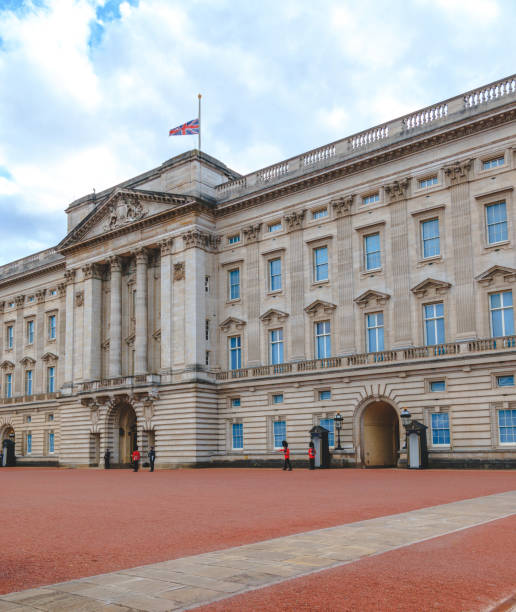 le drapeau de l’union jack à buckingham palace est en berne à londres, royaume-uni - palace buckingham palace london england famous place photos et images de collection