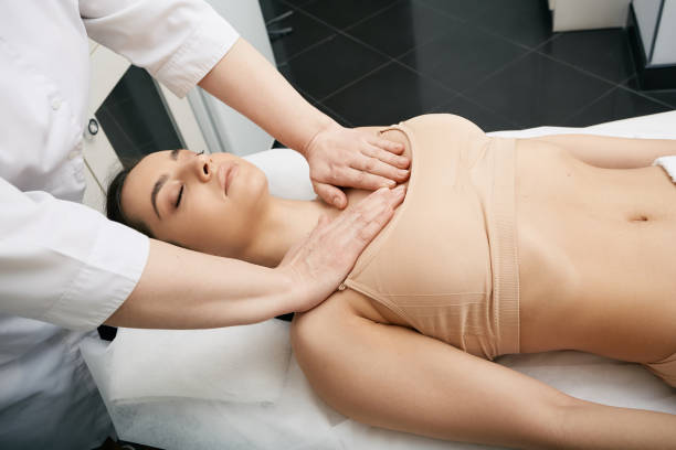 massaggiatore che fa massaggio decollete a paziente donna per la pelle più soda e resiliente in un salone termale - cleavage foto e immagini stock