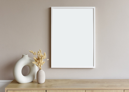 Maqueta de marco de imagen en blanco en una pared. Exhibición de obras de arte en una sala de estar photo