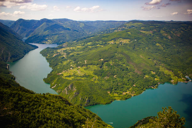 tara-nationalpark, serbien. aussichtspunkt banjska stena. blick auf die drina flussschlucht und den perucac-see - eastern europe mountain range mountain village stock-fotos und bilder