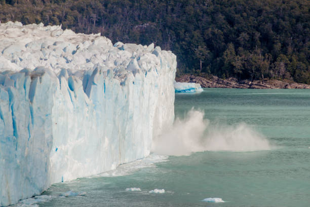 respingo de iceberg caindo na geleira perito moreno no parque nacional glaciares, argentina - glacier moreno glacier iceberg argentina - fotografias e filmes do acervo