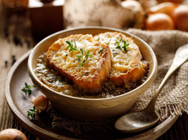 Sopa tradicional de cebola francesa assada com croutons de queijo - foto de acervo