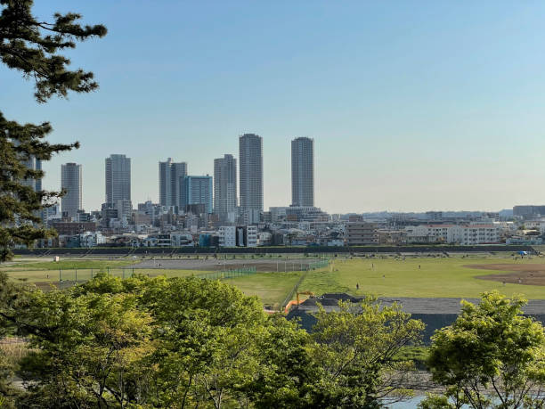 rascacielos a lo largo del río tama en tokio - distrito de setagaya fotografías e imágenes de stock