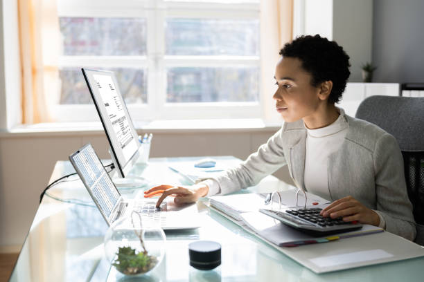 afro-americana profissional fiscal feminina - occupation office bill finance - fotografias e filmes do acervo