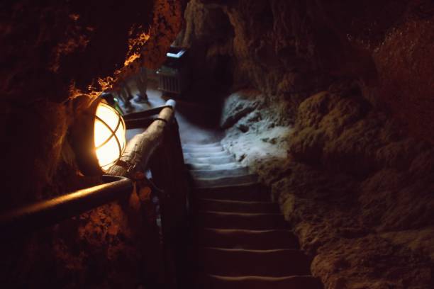 アイリス洞窟への地下階段。 - ピエドラ修道院 ストックフォトと画像
