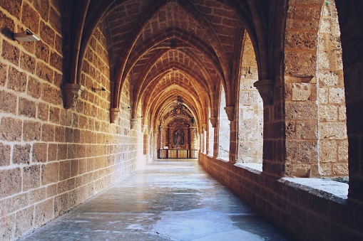 Arcos arquitectónicos del claustro del monasterio de Piedra. photo