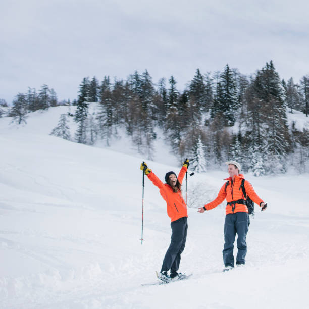 amici ciasto lungo pista neve al mattino - snowshoeing hiking mountain winter foto e immagini stock