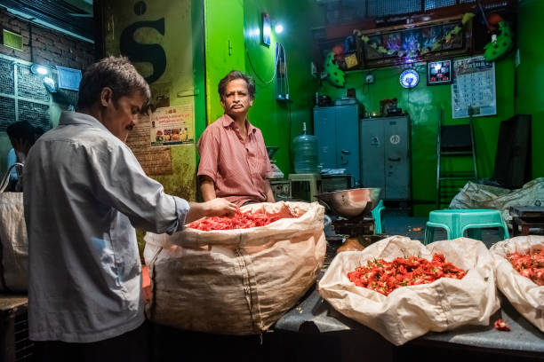 an indian flower seller - india bangalore flower business imagens e fotografias de stock