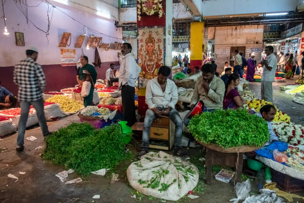 street vendors selling green leaves at kr market - india bangalore flower business imagens e fotografias de stock