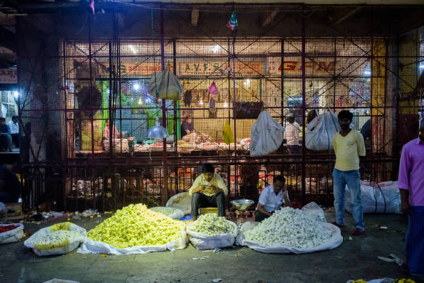 flower sellers at the kr market - india bangalore flower business imagens e fotografias de stock