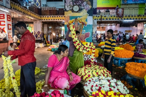 flower sellers at the kr market - india bangalore flower business imagens e fotografias de stock