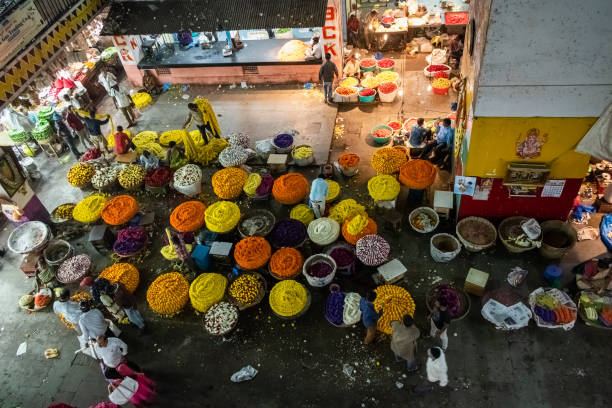 aerial view of the the flower sellers at the kr market - india bangalore flower business imagens e fotografias de stock