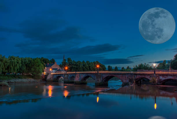 luna piena sull'old dee bridge a chester, regno unito - chester england dee river long exposure night foto e immagini stock