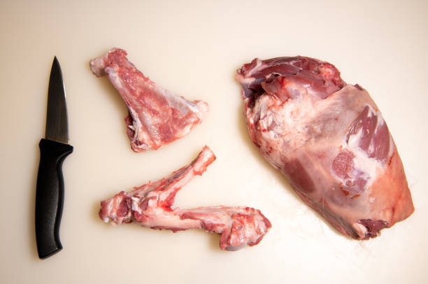 boning eine schulter lamm bein fleisch auf einem holztablett, weißer hintergrund, top-ansicht - dead animal butcher meat sheep stock-fotos und bilder