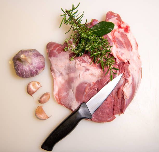 boning eine schulter lamm bein fleisch auf einem holztablett, weißer hintergrund, top-ansicht - dead animal butcher meat sheep stock-fotos und bilder