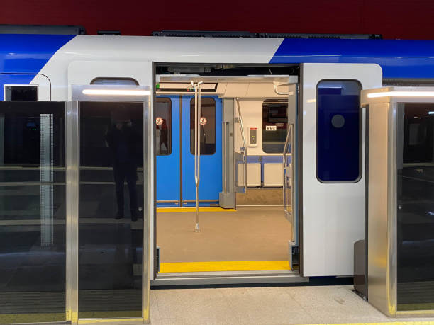 駅のプラットホームで開いた滑走機械ドアが付いている青い電気列車のキャリッジ - train door vehicle door open ストックフォトと画像