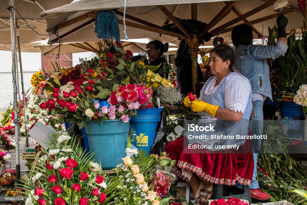 クエンカの市場で花の売り手 - エクアドルのロイヤリティフリーストックフォト