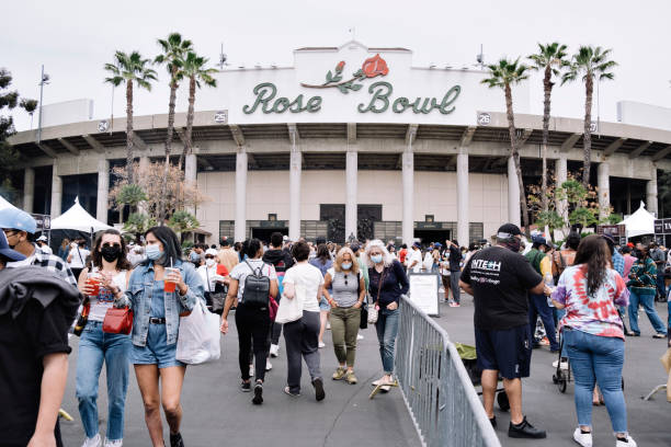 пасадена роуз боул блошиный рынок со стадионом в вид - дневное время - после полудня - human foot walking business crowd стоковые фото и изображения
