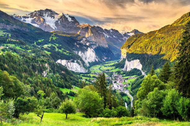 vista do vale lauterbrunnen nos alpes suíços - swiss culture switzerland european alps rock - fotografias e filmes do acervo