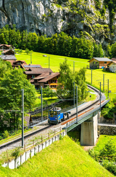 tren en el ferrocarril wengernalp en lauterbrunnen, suiza - interlaken railroad station train rural scene fotografías e imágenes de stock