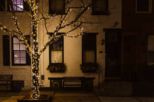 밤에 집 앞의 나무에 크리스마스 조명 장식 - philadelphia pennsylvania sidewalk street 뉴스 사진 이미지