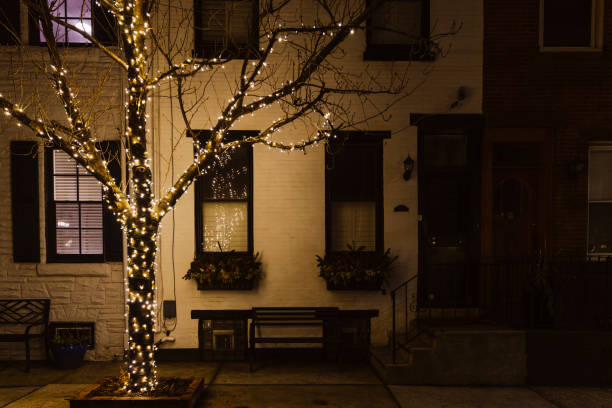 decoração de iluminação de natal em árvore em frente a uma casa à noite - philadelphia pennsylvania sidewalk street - fotografias e filmes do acervo