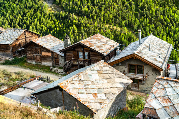 casas de madeira tradicionais em findeln perto de zermatt - mattehorn, suíça - findeln - fotografias e filmes do acervo