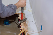 mann-bodenreparatur-im-haus-sperrholz-ersatz.jpg?b=1&s=170x170&k=20&c=vZwvdvGLOJLIyj4WQ5kYQorOBnjADfxpWwBVqtfEWf8=