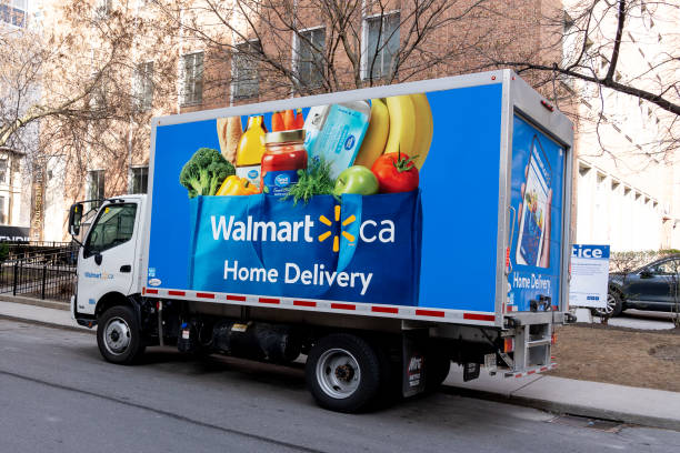 un camion de livraison d’épicerie à domicile walmart dans la rue à toronto. - walmart photos et images de collection