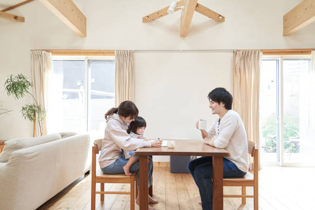 アジアの家族が一戸の居間でくつろいで - 家族 日本人 ストックフォトと画像