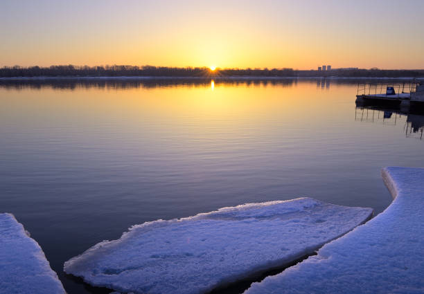 manhã na margem do ob - bend sun river snow - fotografias e filmes do acervo