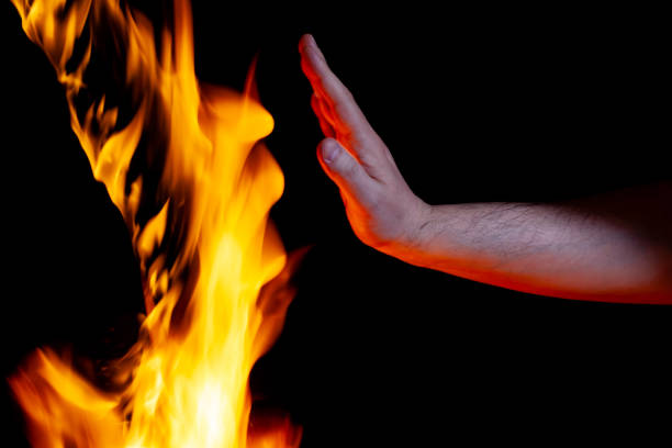 main humaine et flamme brûlante, utiliser comme une affiche - second skin photos et images de collection