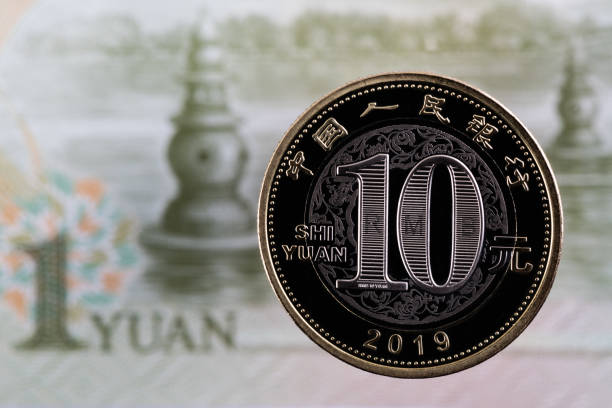 10 yuan münze und chinesische note - 10 yuan note stock-fotos und bilder