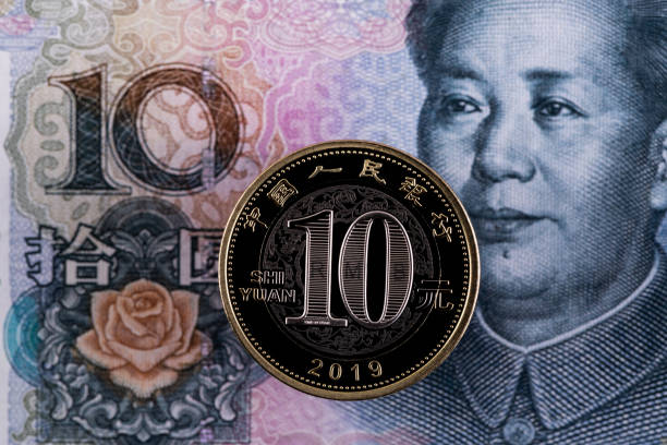 10 yuan münze und chinesische note - 10 yuan note stock-fotos und bilder