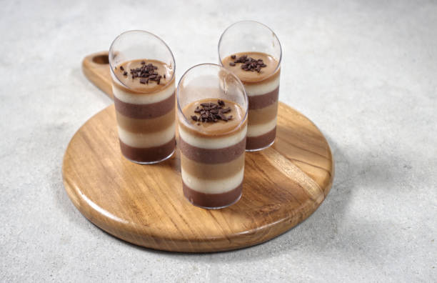 puding kopi coklat vanila. pudding à trois couches à partir de chocolat, de vanille et de café dans du verre. - agar jelly photos et images de collection